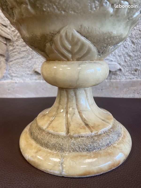 Vase pot en albâtre richement décoré