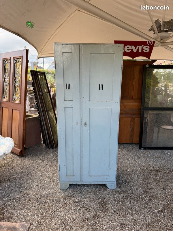 Ancien vestiaire / cassier en bois transformé en armoire de rangement. Art industriel populaire