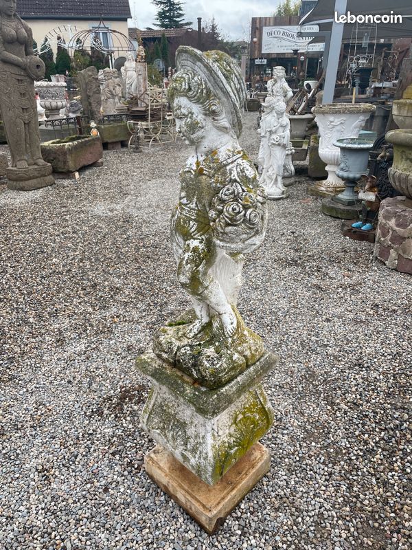 Statue de jardin avec socle en pierre. Chérubin / enfant avec corbeille des fleurs