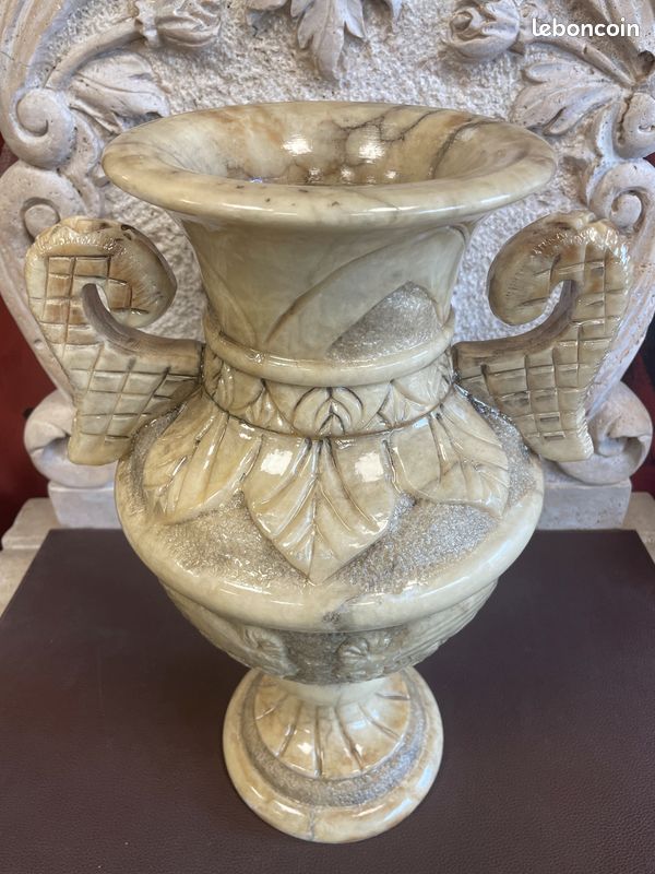 Vase pot en albâtre richement décoré