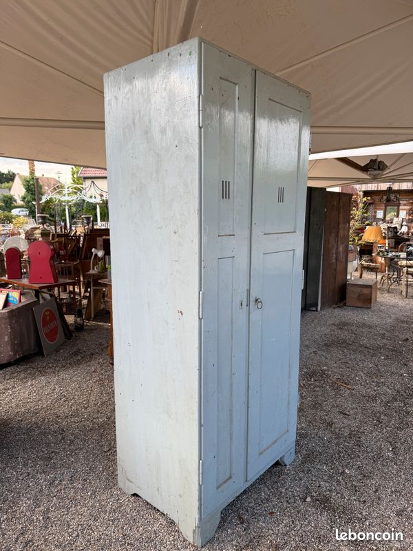 Ancien vestiaire / cassier en bois transformé en armoire de rangement. Art industriel populaire