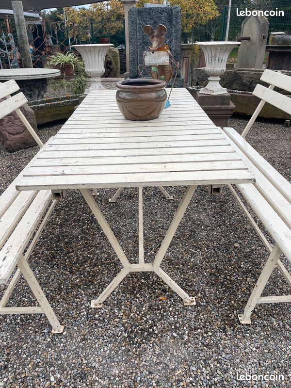Joli ensemble d'une table de jardin avec ses deux bancs. Salon de jardin / Art populaire