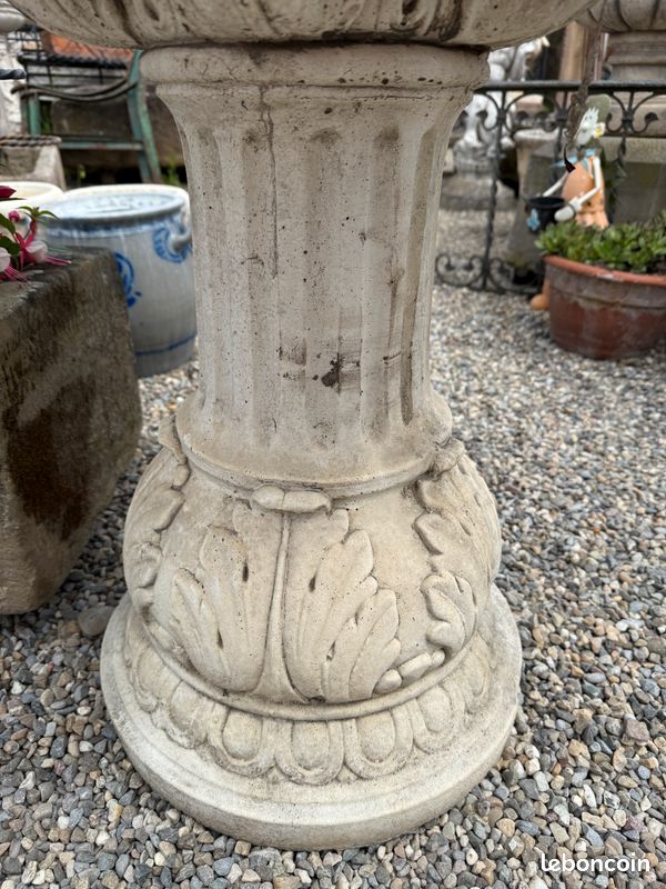 Vasque / coupe sur pied à décor des noeuds et drapées