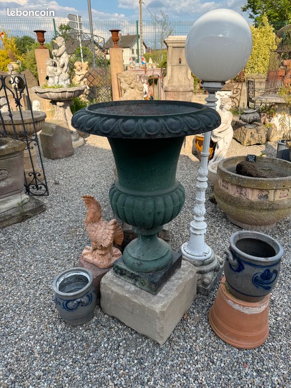 Très ancien grand vase / pot / urne Médicis en fonte XIXéme. Hauteur 85 cm
