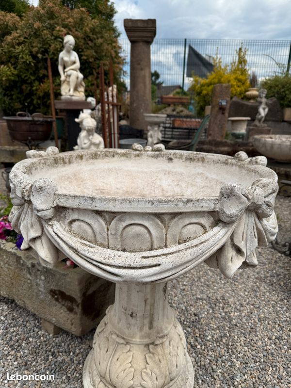 Vasque / coupe sur pied à décor des noeuds et drapées