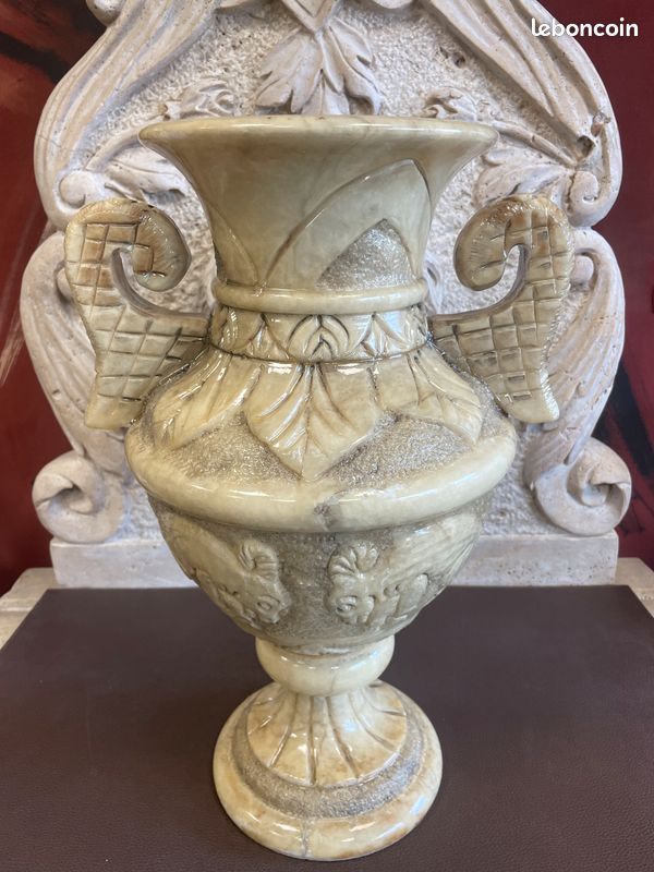 Vase pot en albâtre richement décoré