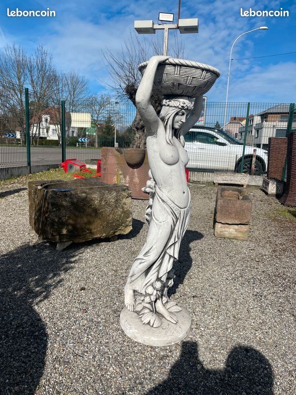 Statue fontaine " FEMME AU BOL " en pierre reconstituée. Centre de bassin