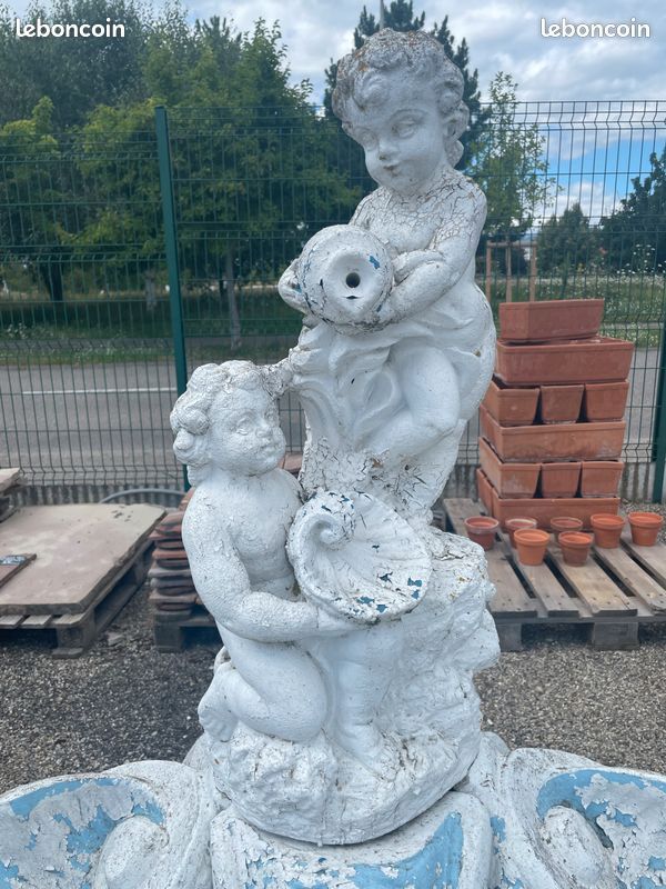Fontaine / Statue avec deux Putti / Chérubins / Enfants en pierre reconstituée