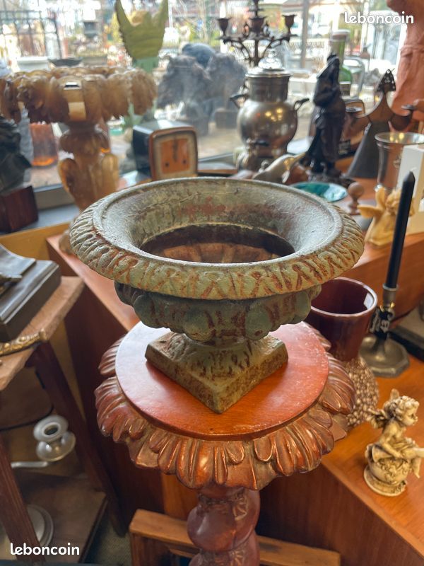 Rare petit vase / urne Chambord en fonte de style Médicis