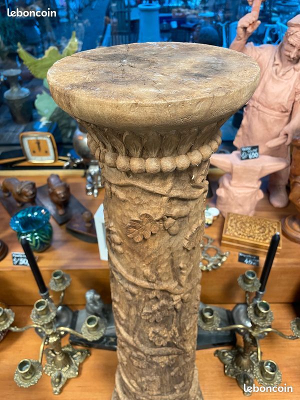 Ancienne colonne en bois sculpté richement décoré