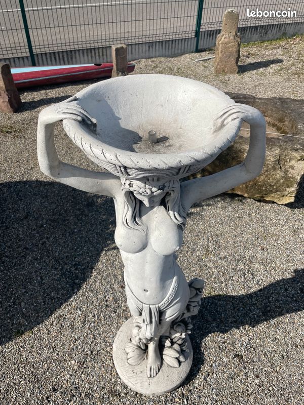 Statue fontaine " FEMME AU BOL " en pierre reconstituée. Centre de bassin