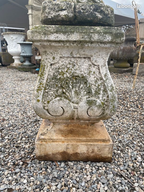 Statue de jardin avec socle en pierre. Chérubin / enfant avec corbeille des fleurs