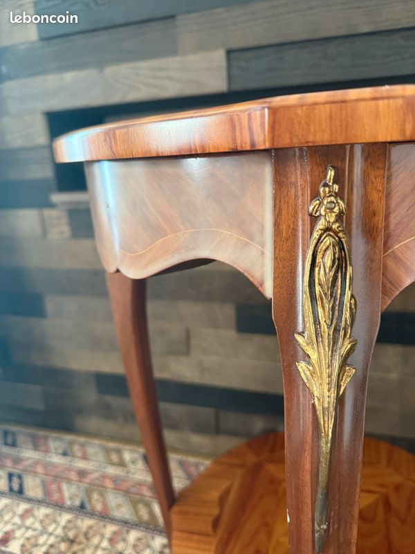 Table d'appoint / guéridon en bois, marqueterie et bronze à décor des fleurs et feuilles
