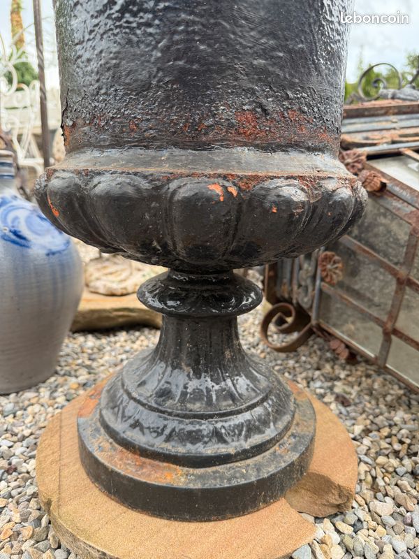 Ancien authentique pot / Vasque / urne Médicis en fonte de style Napoleon III. H 55 cm