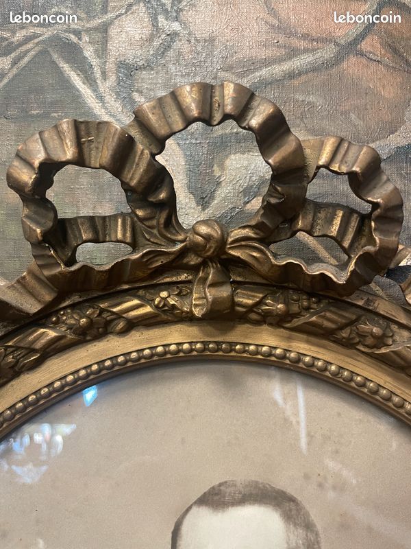 Ancien portrait d'ancêtre dans un cadre ovale doré décor noeud style Louis XVI