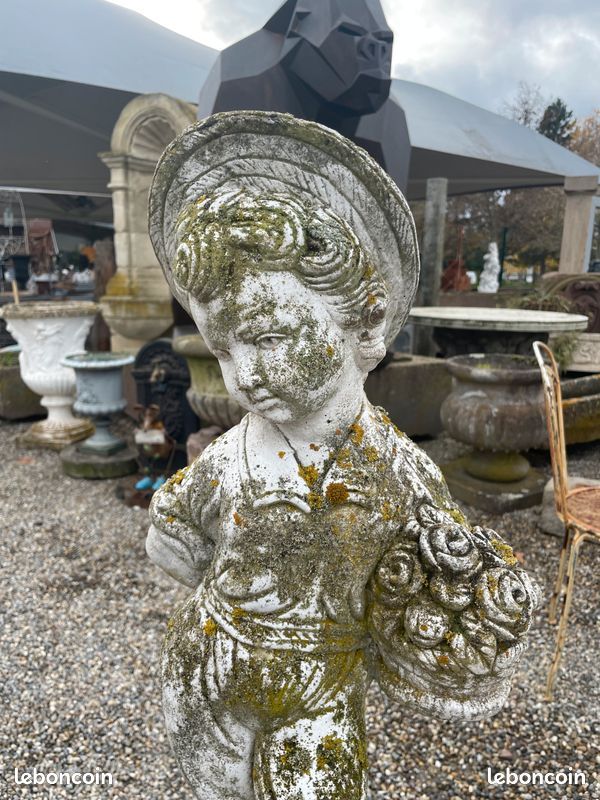 Statue de jardin avec socle en pierre. Chérubin / enfant avec corbeille des fleurs