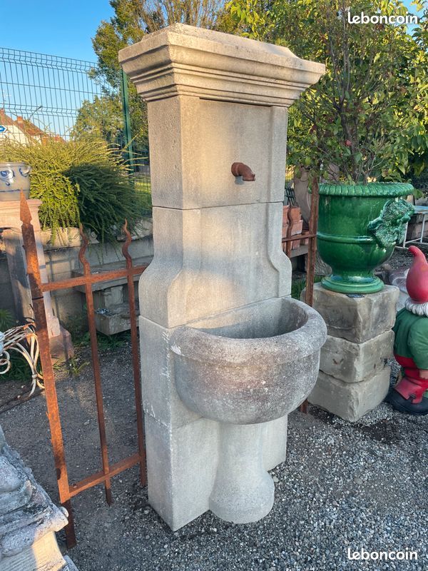 Fontaine murale a vasque en pierre calcaire reconstituée 1,80 m