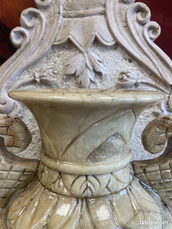 Vase pot en albâtre richement décoré