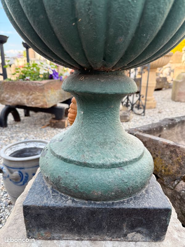Très ancien grand vase / pot / urne Médicis en fonte XIXéme. Hauteur 85 cm