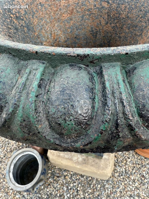 Très ancien grand vase / pot / urne Médicis en fonte XIXéme. Hauteur 85 cm