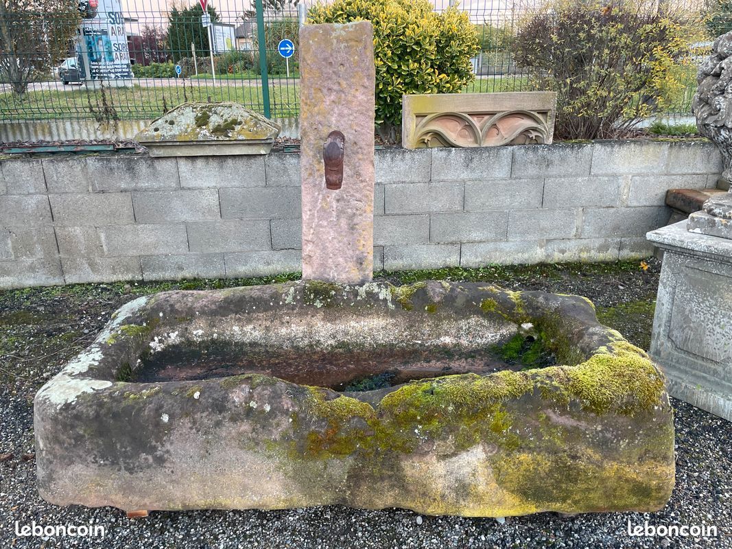 Fontaine ( Auge + Moine ) en pierre grès de Vosges