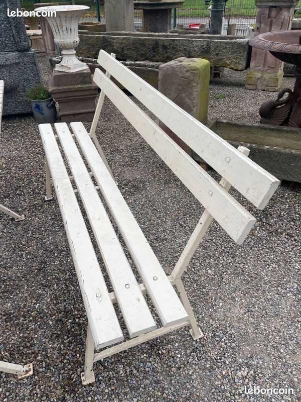 Joli ensemble d'une table de jardin avec ses deux bancs. Salon de jardin / Art populaire