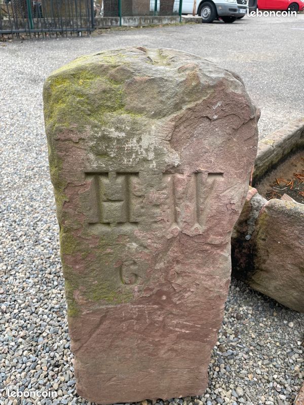 Ancienne borne de ville avec l'armoirie, des initiales et autres sculptées en pierre naturelle