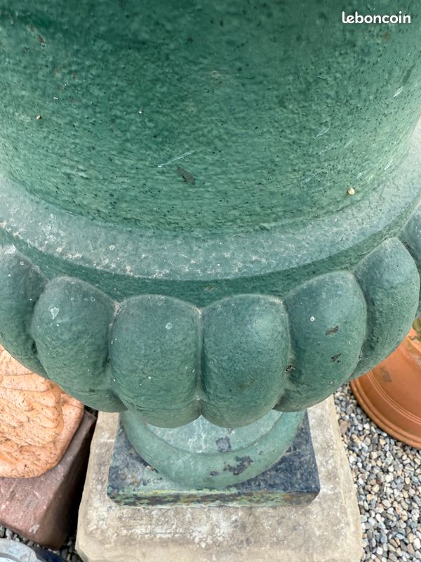 Très ancien grand vase / pot / urne Médicis en fonte XIXéme. Hauteur 85 cm