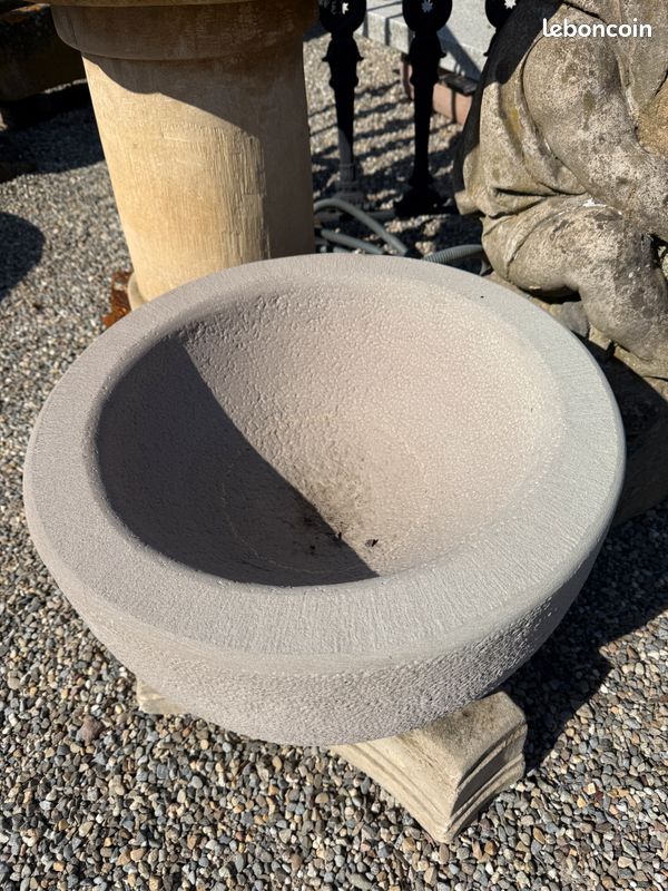 Vasque bol d'eau / abreuvoir ou jardinière en pierre naturelle