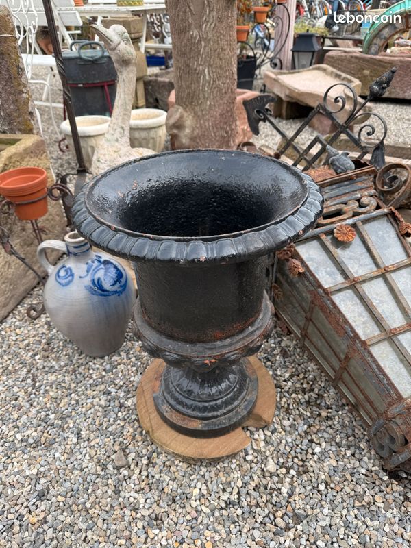 Ancien authentique pot / Vasque / urne Médicis en fonte de style Napoleon III. H 55 cm