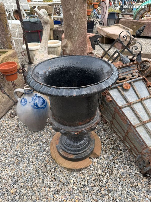 Ancien authentique pot / Vasque / urne Médicis en fonte de style Napoleon III. H 55 cm