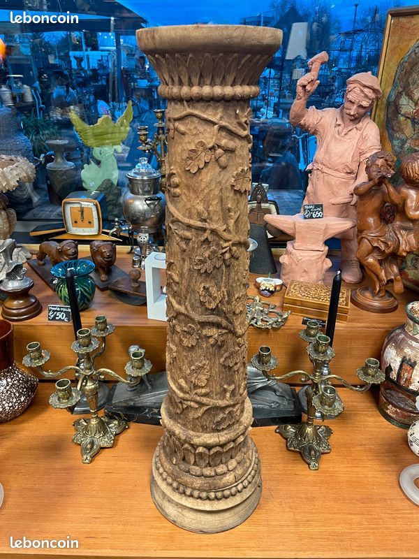 Ancienne colonne en bois sculpté richement décoré