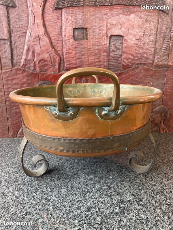 Ancien chaudron / bassine à confiture en cuivre à 2 anses avec son support en fer forgé