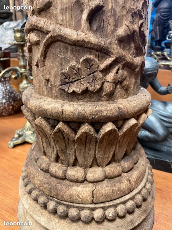 Ancienne colonne en bois sculpté richement décoré