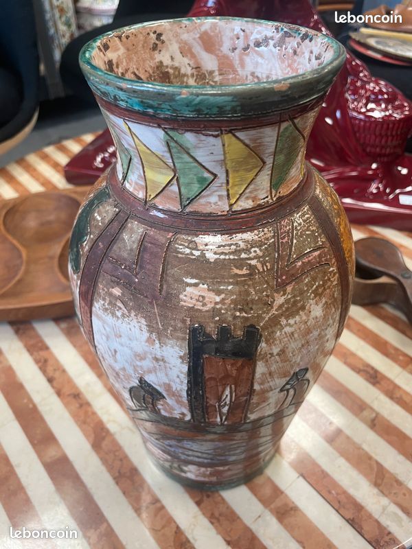 Vase en terre cuite vernissée à décor gravé dans le style Médiéval. 3 / 235