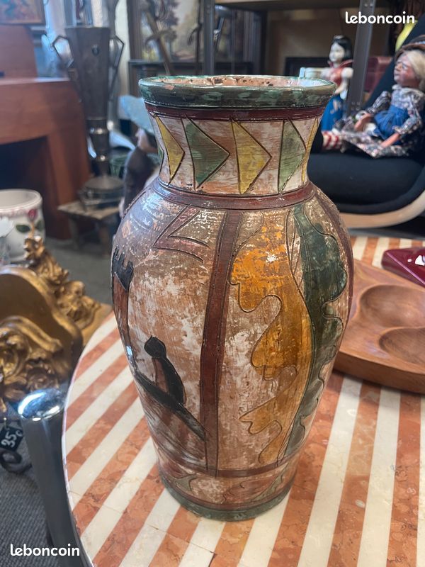 Vase en terre cuite vernissée à décor gravé dans le style Médiéval. 3 / 235