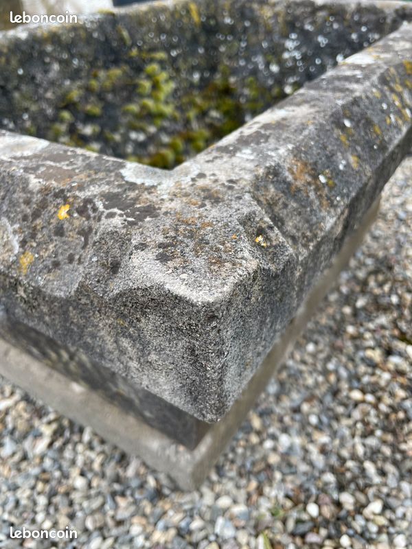 Ancienne jardinière / bac / auge en pierre naturelle finement sculptée