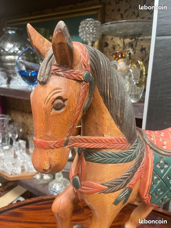 Statue / sculpture d'un cheval polychrome en bois massif