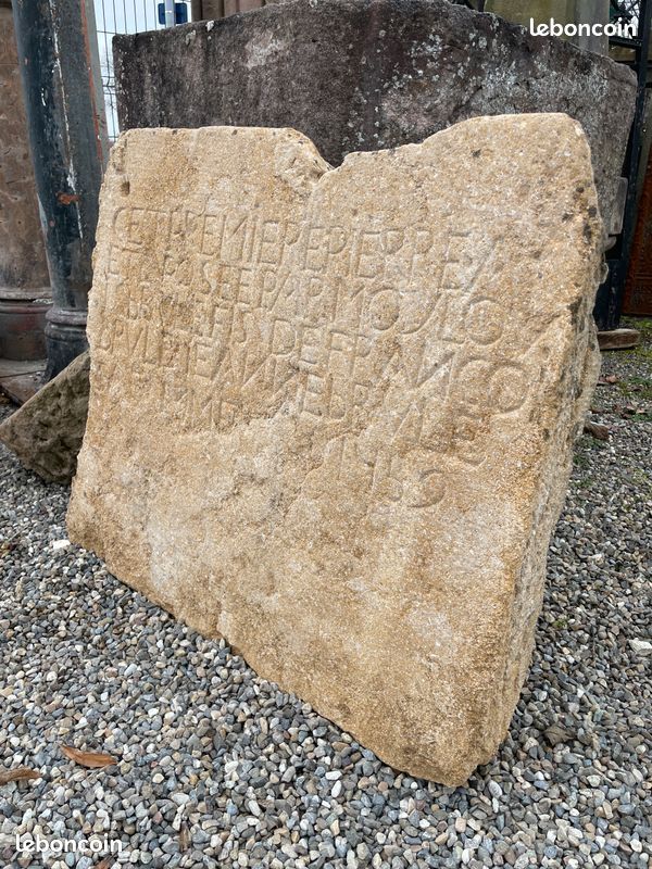 Très ancienne dalle / pierre naturelle de grés sculptée d'un texte et datée 1459. Elément décoratif