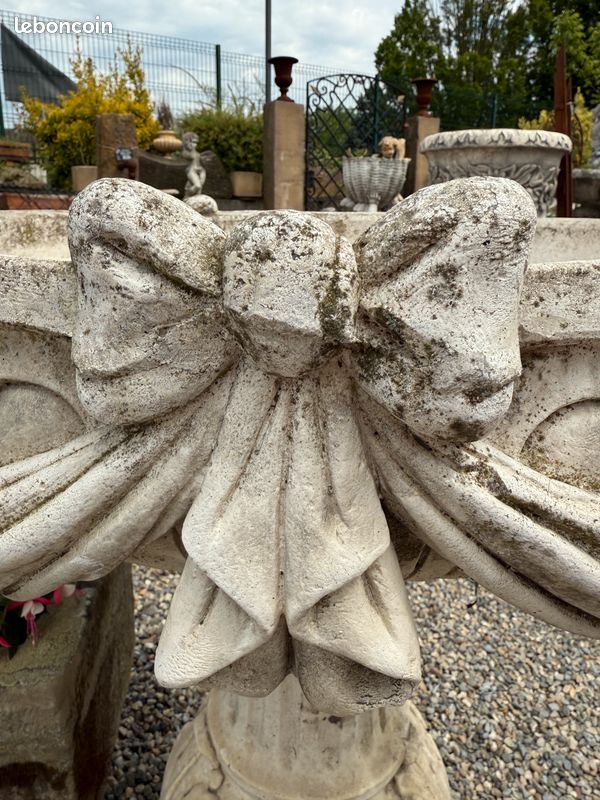 Vasque / coupe sur pied à décor des noeuds et drapées