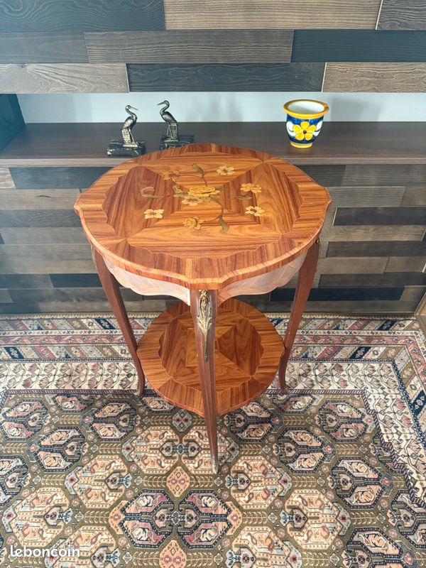 Table d'appoint / guéridon en bois, marqueterie et bronze à décor des fleurs et feuilles