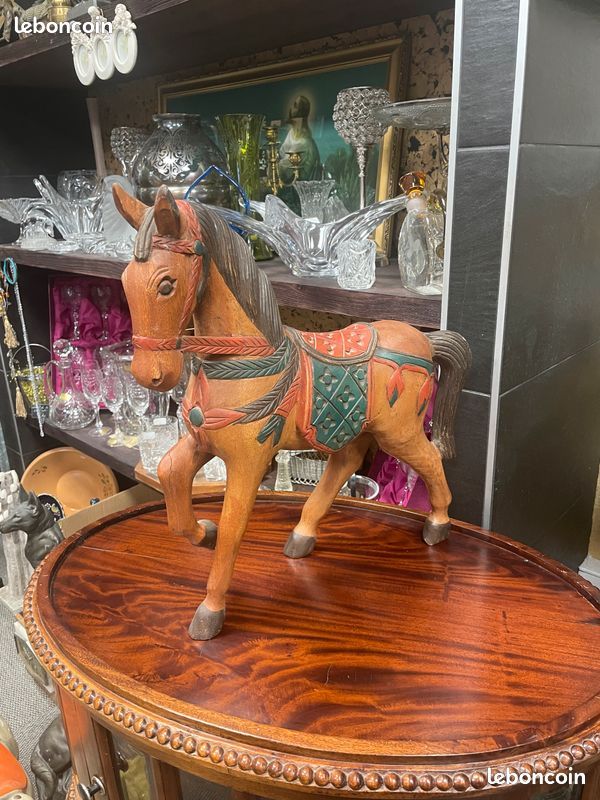 Statue / sculpture d'un cheval polychrome en bois massif