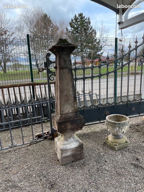 Poteau / Pilier sculptée en pierre naturelle de grés