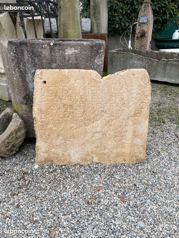 Très ancienne dalle / pierre naturelle de grés sculptée d'un texte et datée 1459. Elément décoratif