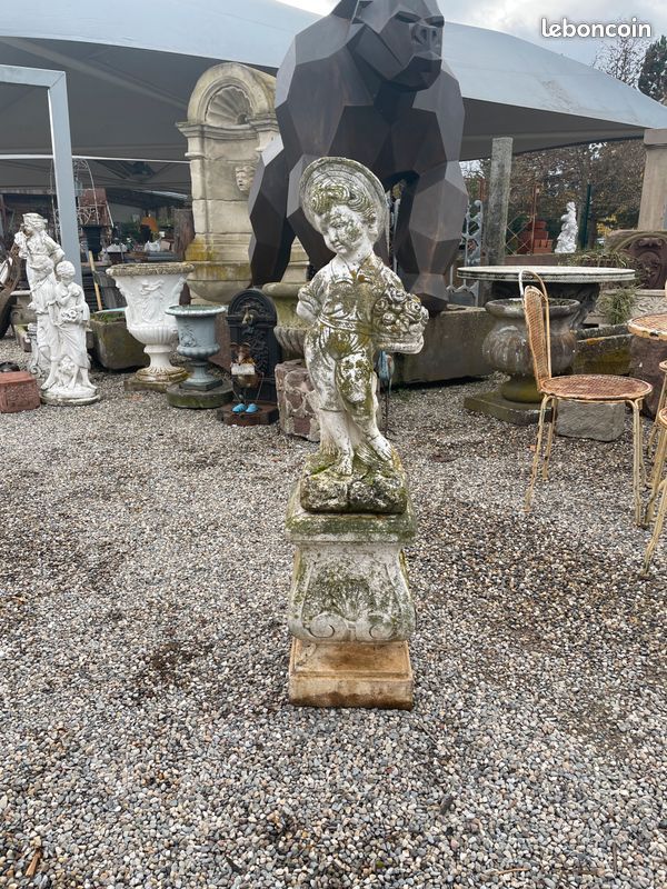 Statue de jardin avec socle en pierre. Chérubin / enfant avec corbeille des fleurs