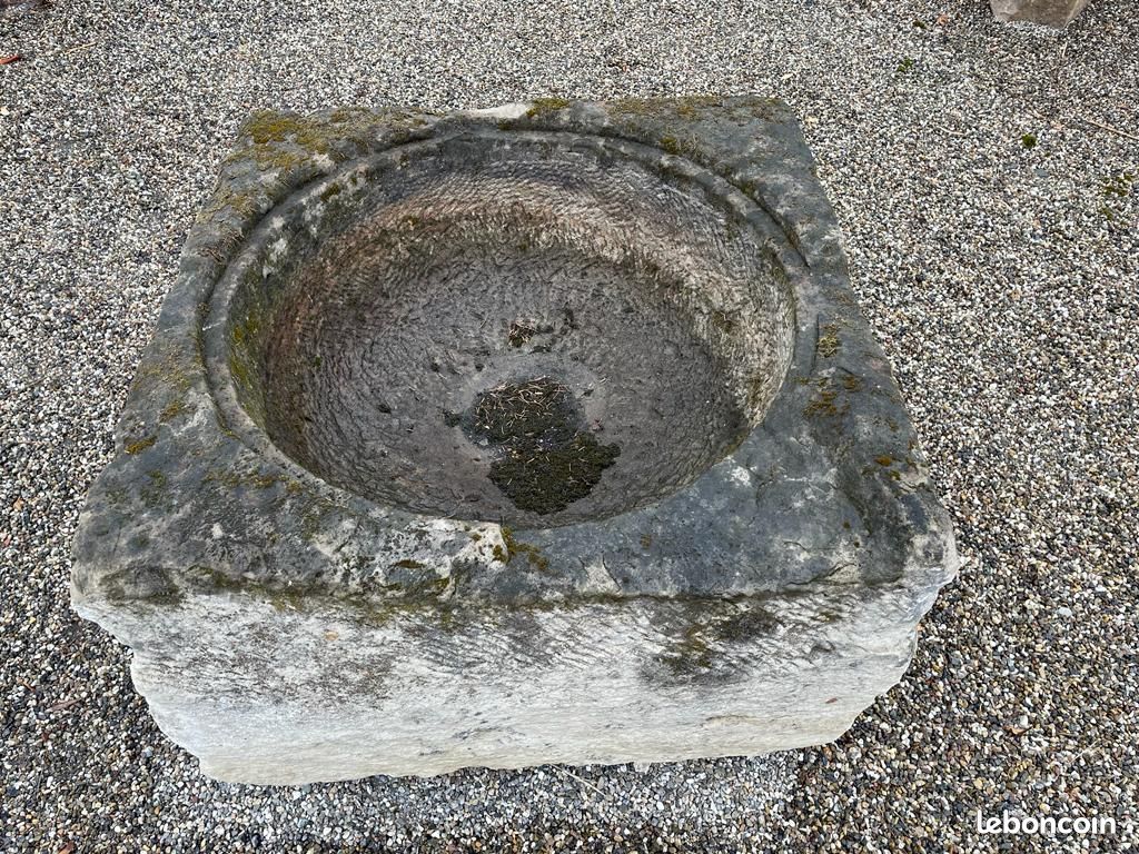 Auge / Abreuvoir carré, intérieur arrondi en grès des Vosges gris ANCIEN