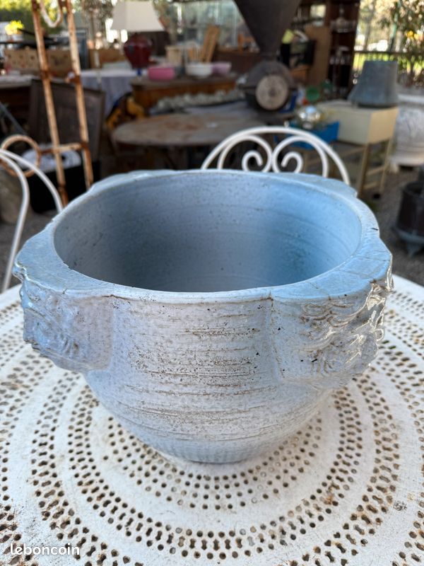 Beau pot / cache pot en poterie émaillé orné de visages
