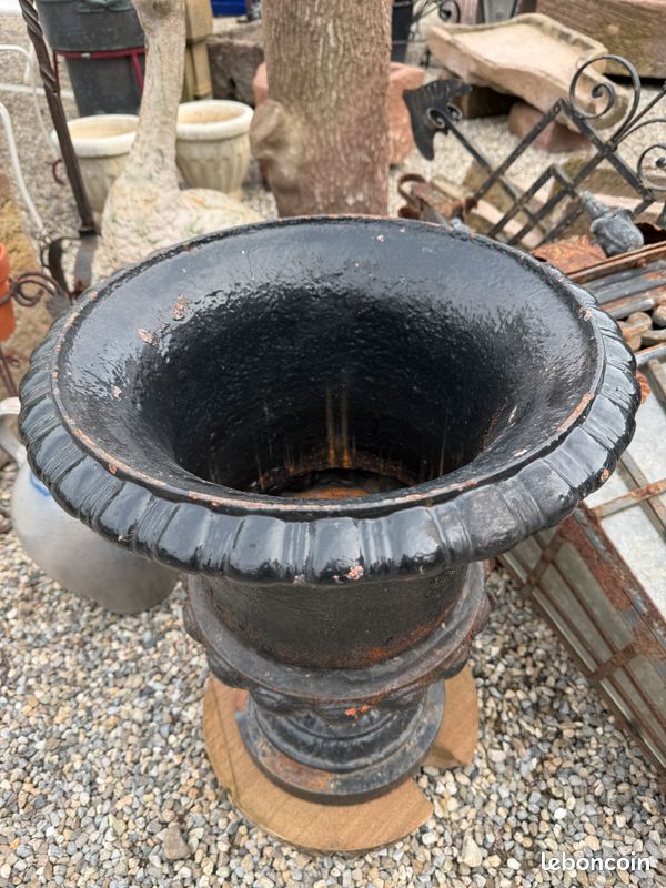 Ancien authentique pot / Vasque / urne Médicis en fonte de style Napoleon III. H 55 cm