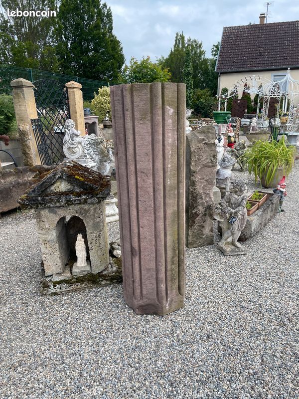Colonne monolithe sculptée et moulurée à décors cannelé en pierre naturelle de grés