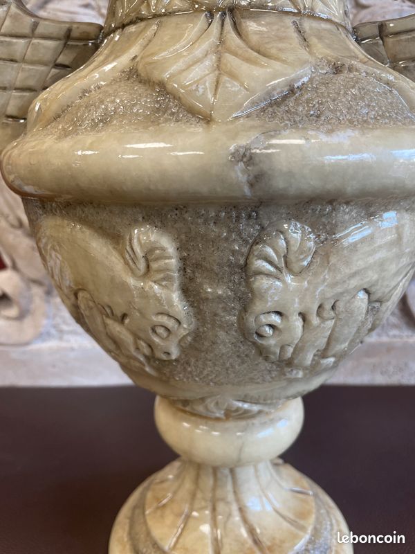 Vase pot en albâtre richement décoré